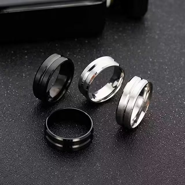 Bague pour homme en acier inoxydable 8 mm (noir/argent) (EGR022)
