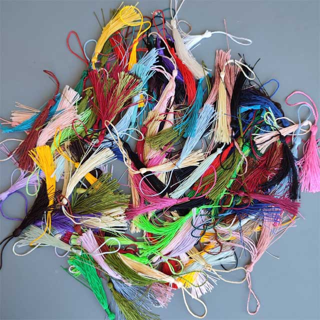 Customizable Family Bookmark – Personalized Gift for Mom, Dad, Aunt, Godmother, Godfather, Grandma & Grandpa with Choice of Pompom Color