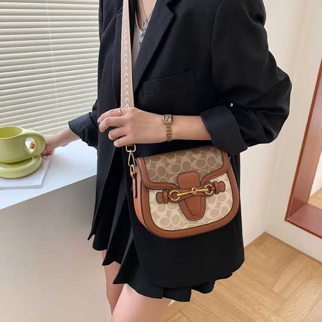 New Retro Korean Crossbody Bag for Women – Trendy Saddle Bag with Wide Shoulder Strap