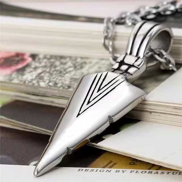Collier unisexe avec pendentif flèche en acier inoxydable (EGN135)