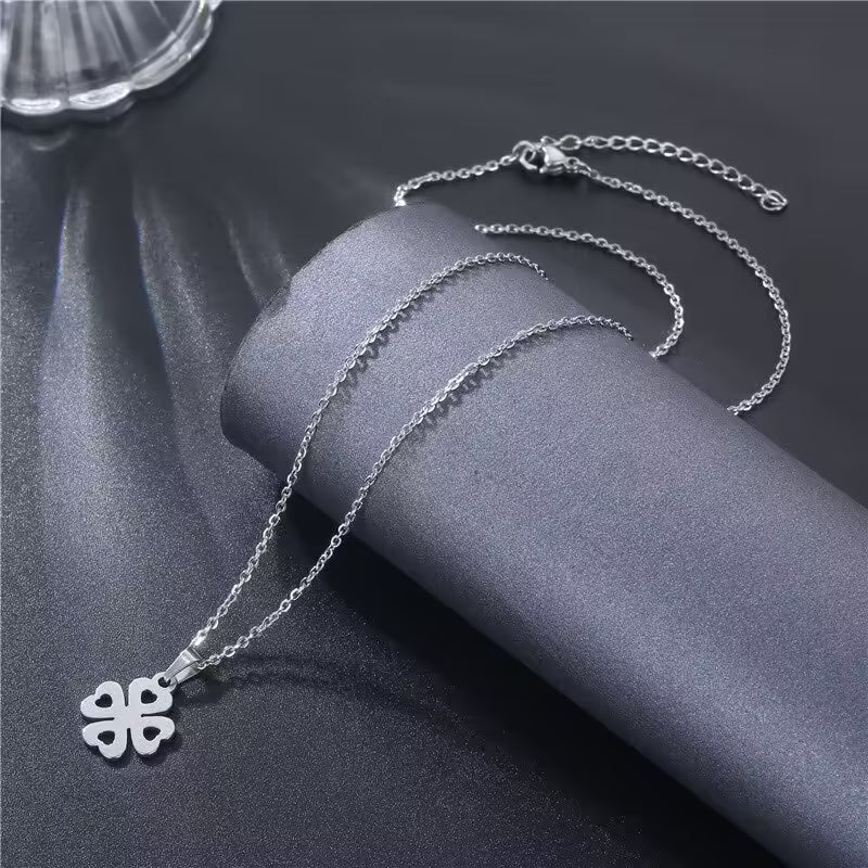 قلادة نسائية من الفولاذ المقاوم للصدأ على شكل أربعة قلوب (EGN193)