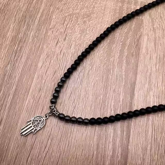 Collier unisexe avec pendentif main et perles (EGN130)