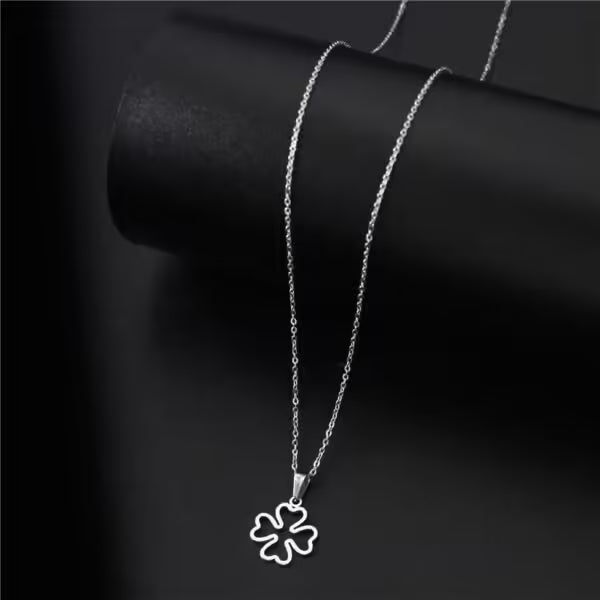 Collier pour femme avec pendentif trèfle à quatre trèfles en forme de cœur