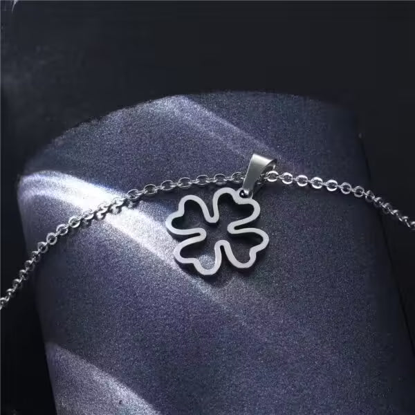Collier pour femme avec pendentif trèfle à quatre trèfles en forme de cœur