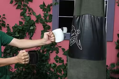 Mug en porcelaine céramique avec poing américain, idée cadeau originale 