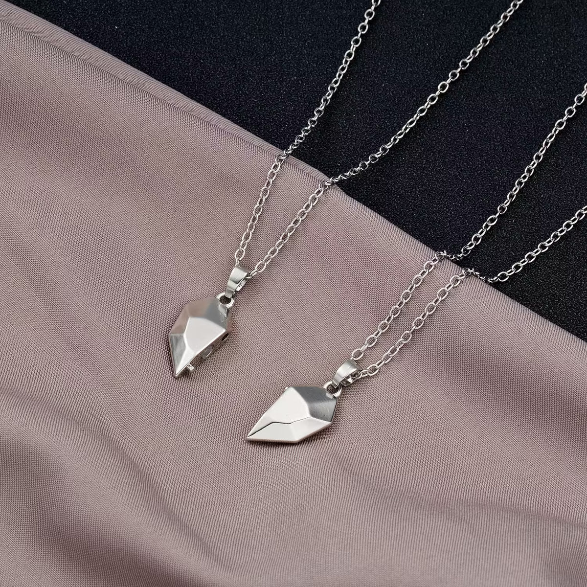 Collier magnétique en forme de cœur pour couple (2 pièces) (EGN128)