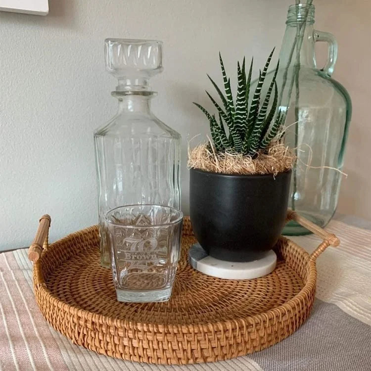 Plateau de service rond en rotin avec poignées – Plateau décoratif pour le petit-déjeuner, les collations et les boissons