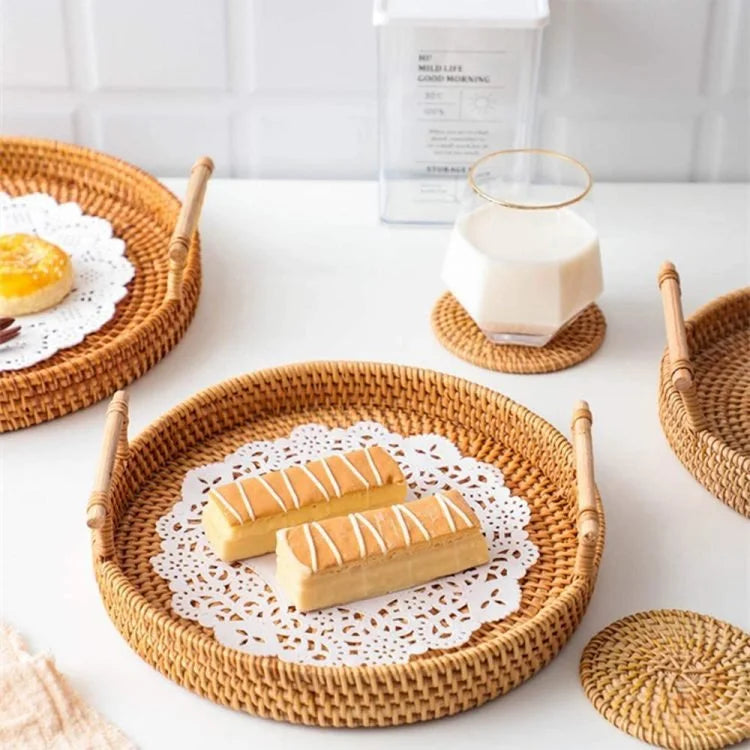 Plateau de service rond en rotin avec poignées – Plateau décoratif pour le petit-déjeuner, les collations et les boissons