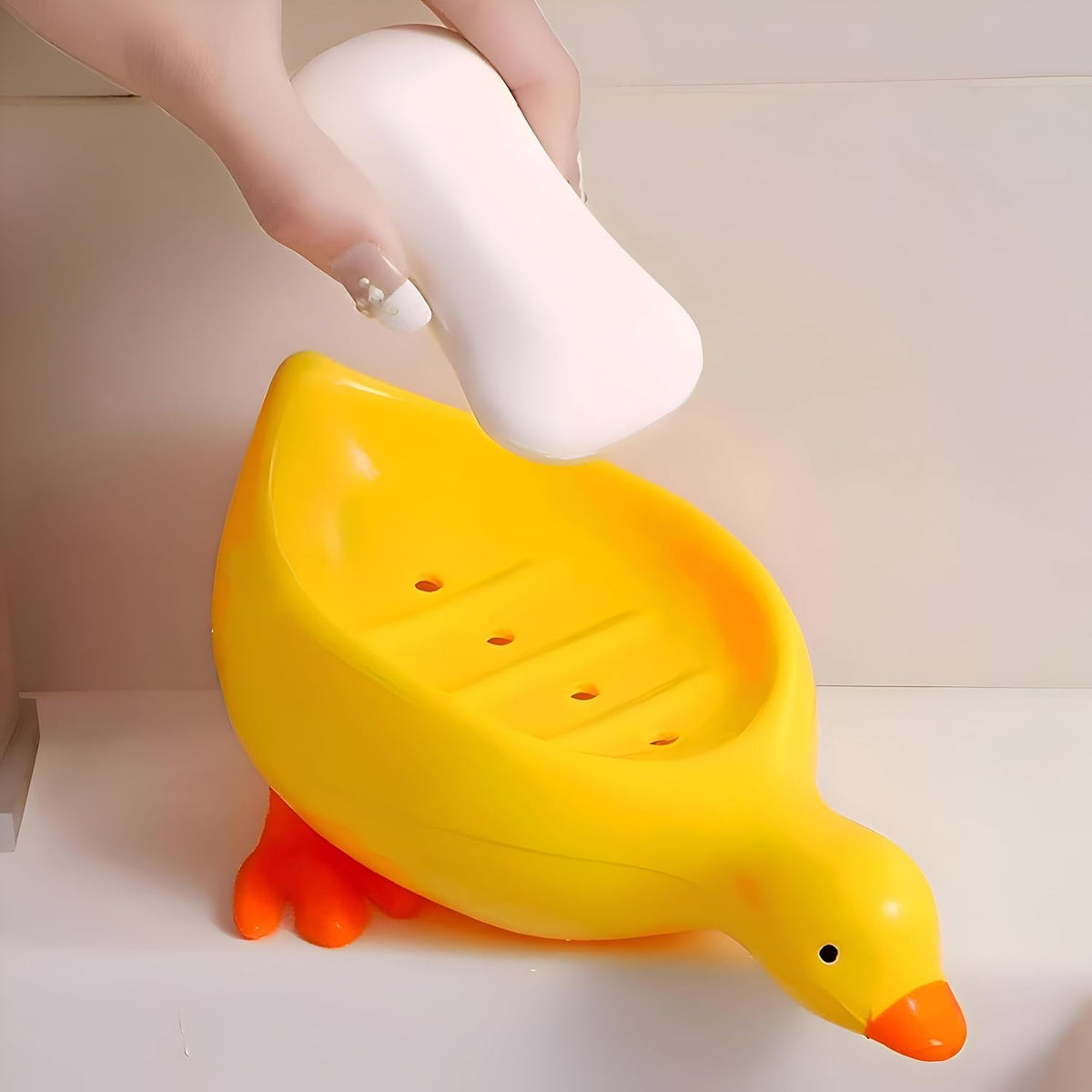 Porte-savon créatif en forme de canard à drainage automatique – Joli porte-savon animal pour salle de bain et cuisine – Porte-savon de douche décoratif antidérapant – Support de lavabo amusant pour enfants et décoration d'intérieur (jaune / blanc)