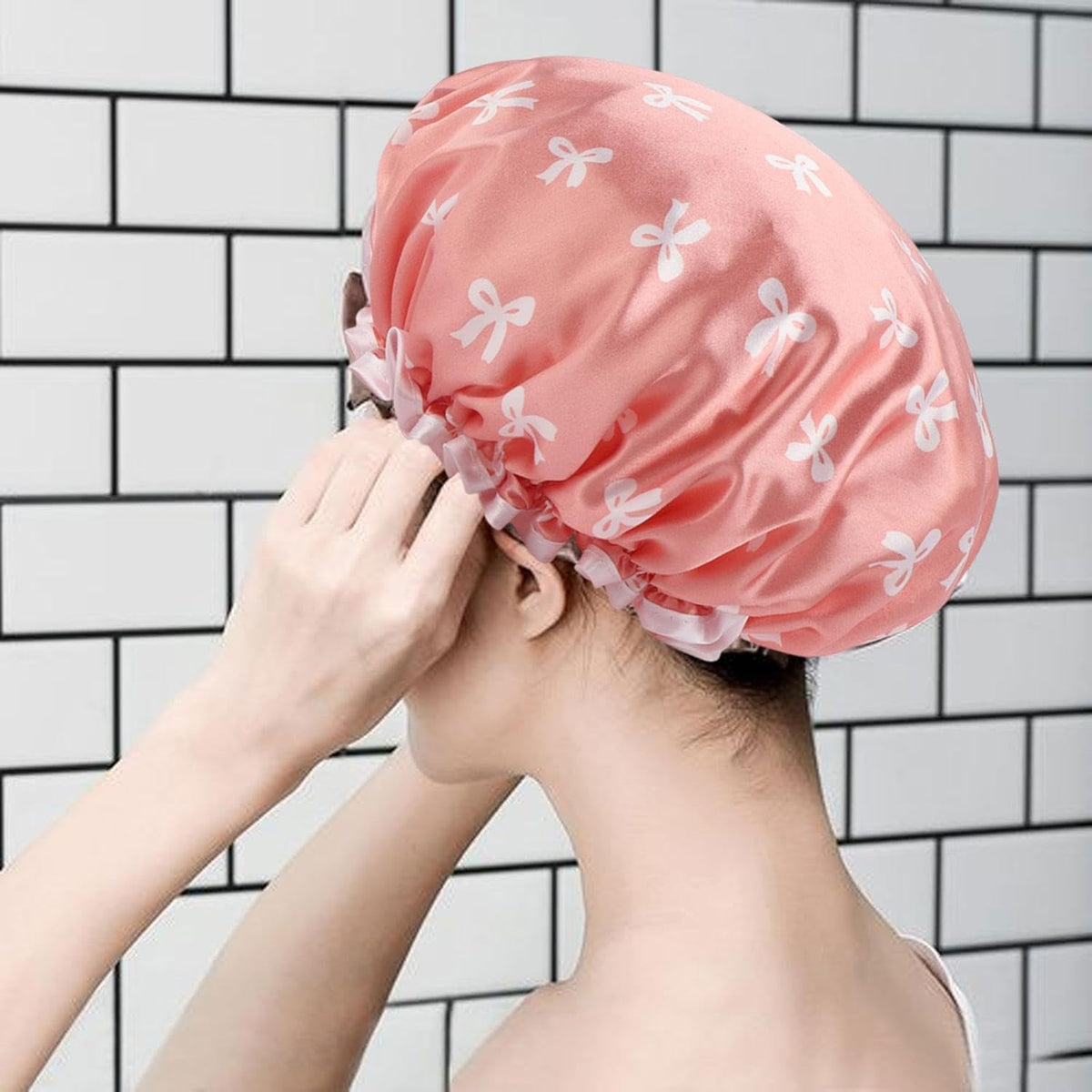 قبعة استحمام مزدوجة الطبقات ومقاومة للماء – قبعة شعر أنيقة مطبوعة – قبعة استحمام فاخرة قابلة لإعادة الاستخدام للنساء، للاستخدام في السبا وصالونات التجميل (ذات سعة كبيرة)