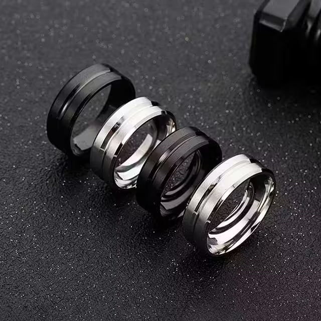 Bague pour homme en acier inoxydable 8 mm (noir/argent) (EGR022)