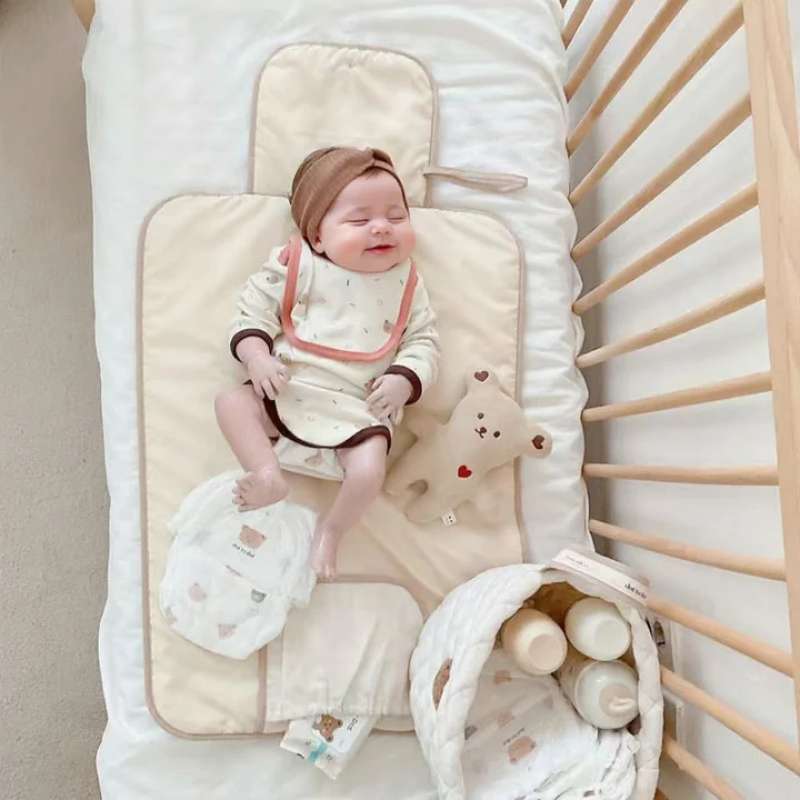 وسادة وحقيبة محمولة لتغيير الحفاضات للأطفال بتصميم دب كريم - بساط تغيير محمول 2 في 1 قابل للطي للسفر - سطح مسامي مقاوم للماء مع حزام حمل قابل للتعديل - مجموعة أساسية لتغيير حفاضات الأطفال للرحلات القصيرة (تصميم أرنب / دب)
