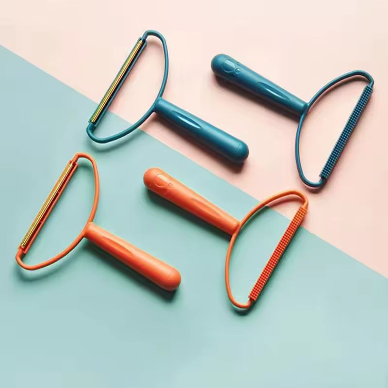 Éliminateur de peluches et de poils d'animaux portable double face – Brosse manuelle anti-bouloches pour vêtements, tapis et tissus d'ameublement (Bleu/Orange)