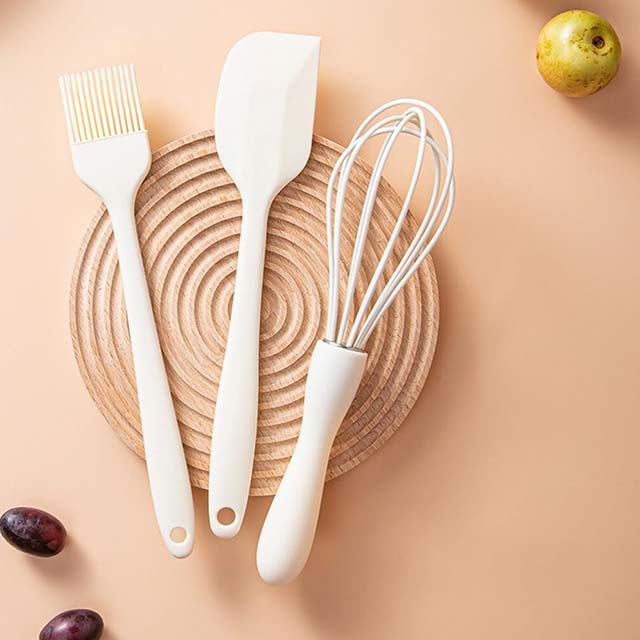 Modern Egg Beater & Kitchen Utensil Set – Oil Brush & Cake Decorating Scraper for Baking & Cooking
