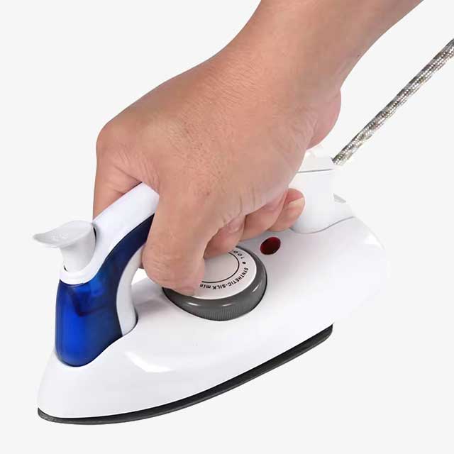 700W Electric Steam Iron Handheld Flatiron – Temperature Control for Home & Travel, 110V/220V