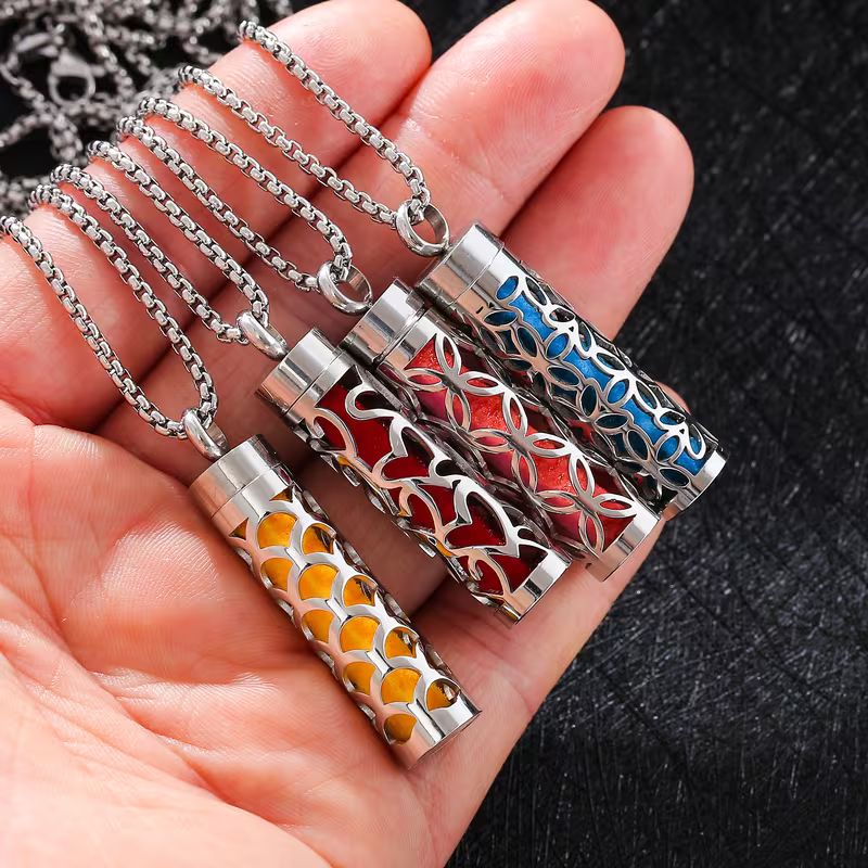 Magnifique Collier Diffuseur d'Huiles Essentielles en Acier Inoxydable – Médaillon Diffuseur pour Usage Quotidien – Bijoux en Acier Inoxydable 304 de Qualité Supérieure avec 10 Tampons Rechargeables Colorés