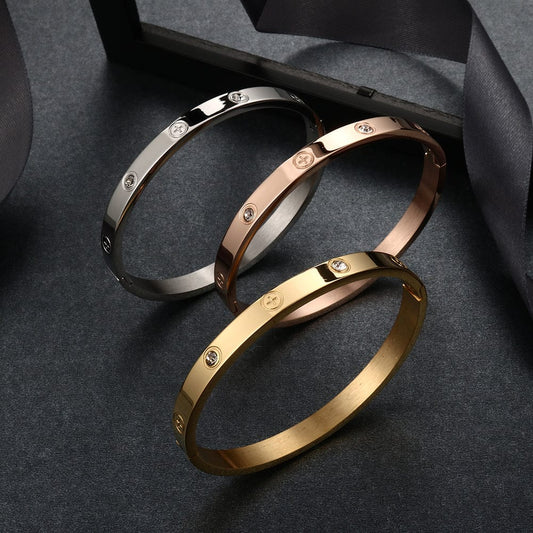 سوار نسائي من الفولاذ المقاوم للصدأ مرصع بالزركون (EGBT354)