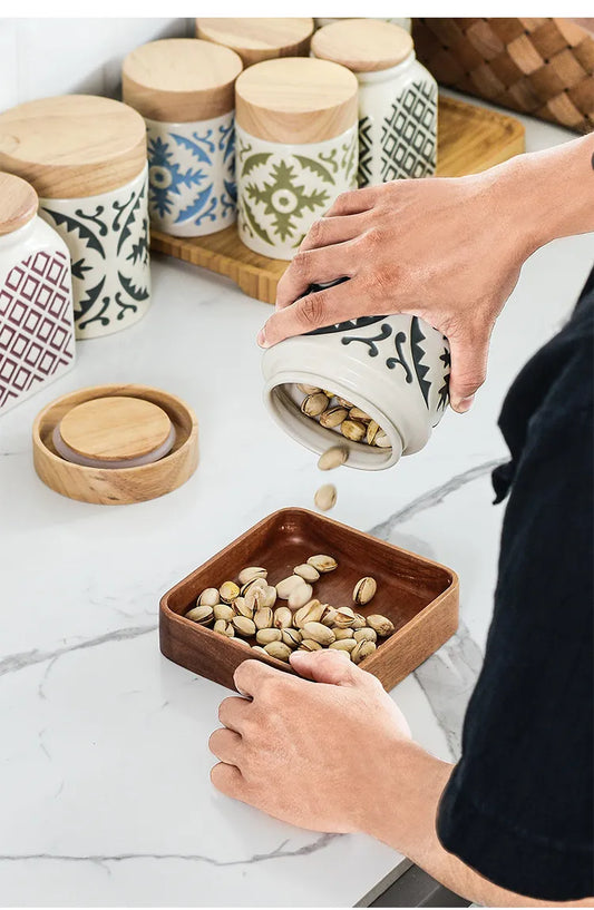 Pot en porcelaine avec couvercle en bois