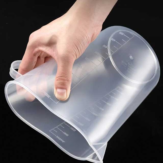 Plastic Measuring Cup with Lid – Large Capacity Transparent Graduated Beaker for Kitchen & Lab Use