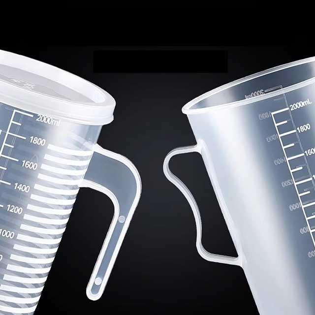 Plastic Measuring Cup with Lid – Large Capacity Transparent Graduated Beaker for Kitchen & Lab Use