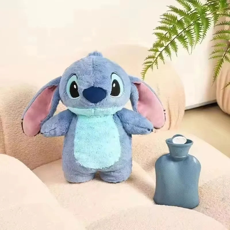 زجاجة ماء ساخن Fluffy Stitch مع غطاء قطيفة – سعة 500 مل، تدفئة لطيفة وعلاج حراري ومدفأة لليدين