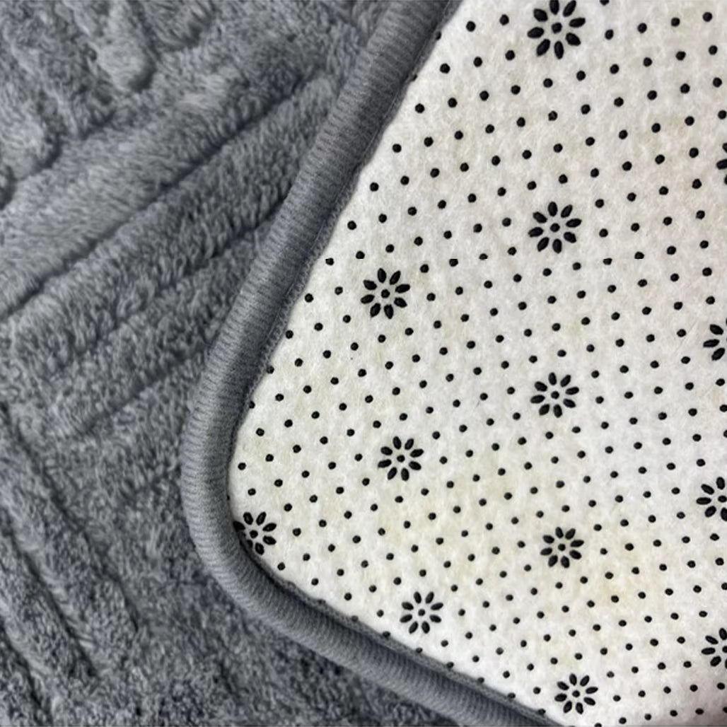 Thickened Striped Absorbent Floor Mat – Solid Color Cotton Velvet Bathroom Carpet – Non-Slip Luxury Rug for Bedroom and Entrance (Gray/White)