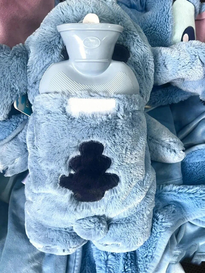 زجاجة ماء ساخن Fluffy Stitch مع غطاء قطيفة – سعة 500 مل، تدفئة لطيفة وعلاج حراري ومدفأة لليدين