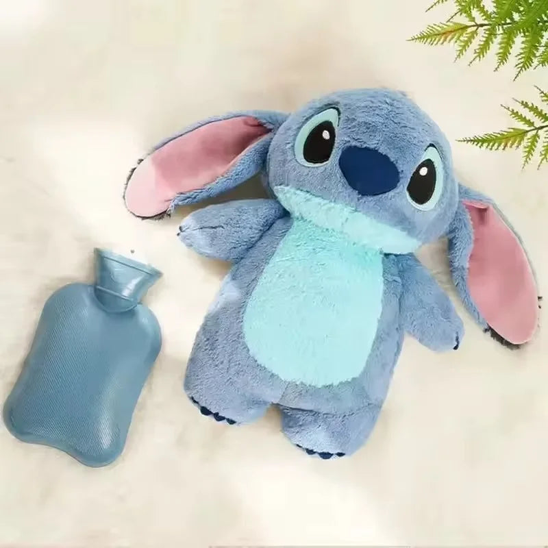 زجاجة ماء ساخن Fluffy Stitch مع غطاء قطيفة – سعة 500 مل، تدفئة لطيفة وعلاج حراري ومدفأة لليدين