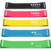 Bandes de résistance Gritin, lot de 5 bandes élastiques de fitness hypoallergéniques avec 5 niveaux de résistance différents - Étui de transport inclus - Idéal pour la maison, la salle de sport, le yoga et l'entraînement