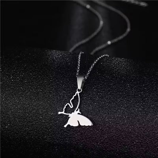 قلادة نسائية على شكل فراشة (EGN169)