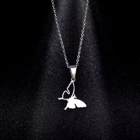 قلادة نسائية على شكل فراشة (EGN169)