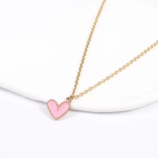قلادة نسائية على شكل قلب ملون (EGN025)