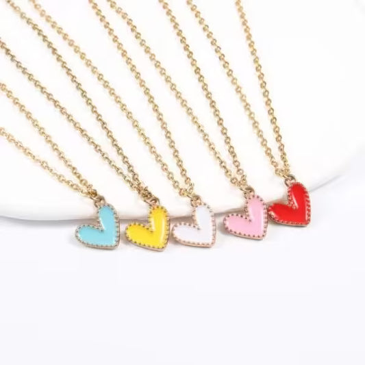 قلادة نسائية على شكل قلب ملون (EGN025)