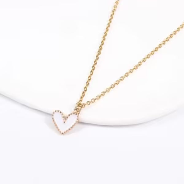 قلادة نسائية على شكل قلب ملون (EGN025)