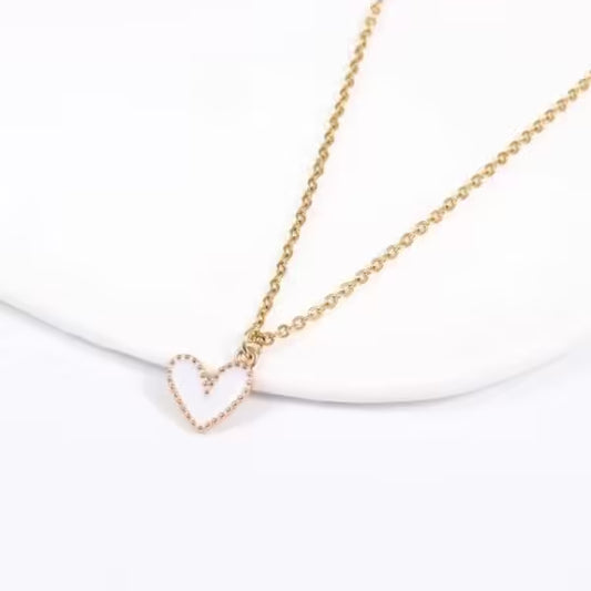 قلادة نسائية على شكل قلب ملون (EGN025)