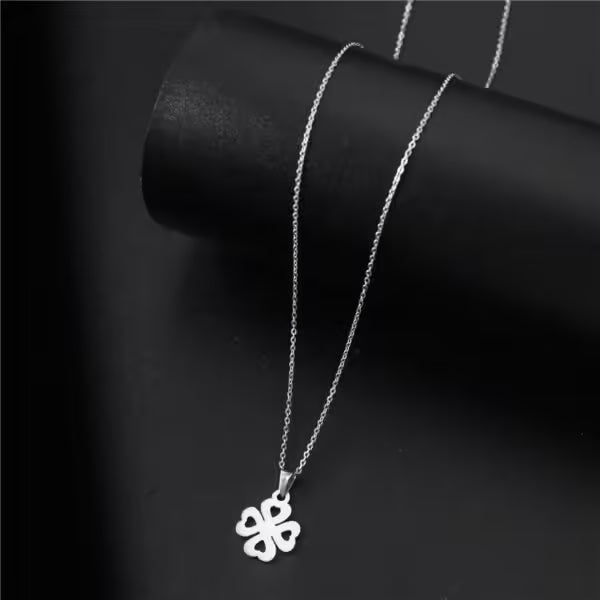 قلادة نسائية من الفولاذ المقاوم للصدأ على شكل أربعة قلوب (EGN193)