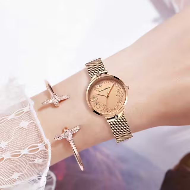 Montre femme HANNAH MARTIN en maille acier inoxydable, modèle (119F)