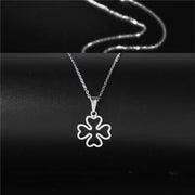Collier pour femme avec pendentif trèfle à quatre trèfles en forme de cœur