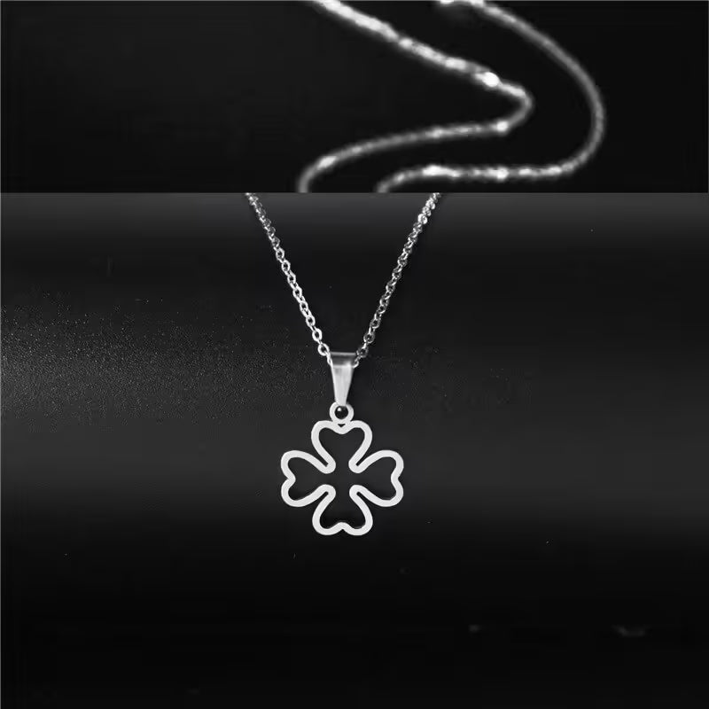 Collier pour femme avec pendentif trèfle à quatre trèfles en forme de cœur