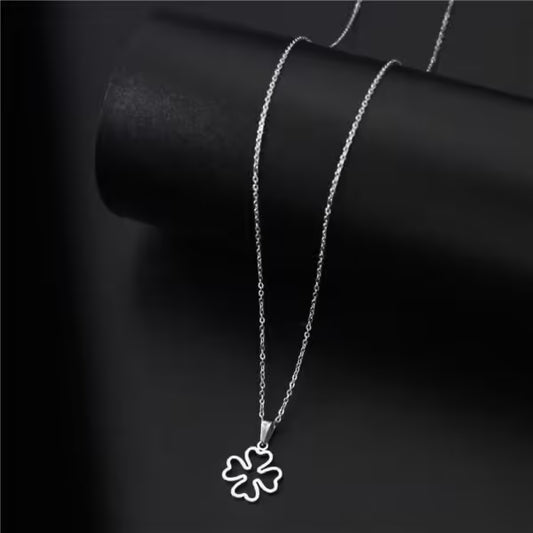 Collier pour femme avec pendentif trèfle à quatre trèfles en forme de cœur