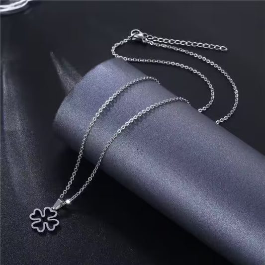 Collier pour femme avec pendentif trèfle à quatre trèfles en forme de cœur