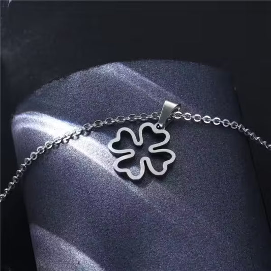 Collier pour femme avec pendentif trèfle à quatre trèfles en forme de cœur