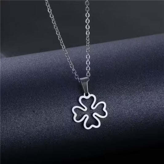 Collier pour femme avec pendentif trèfle à quatre trèfles en forme de cœur