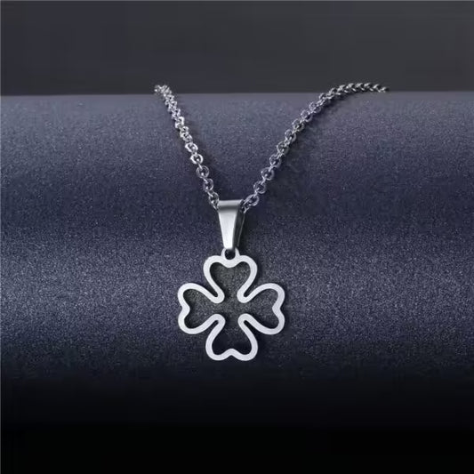Collier pour femme avec pendentif trèfle à quatre trèfles en forme de cœur