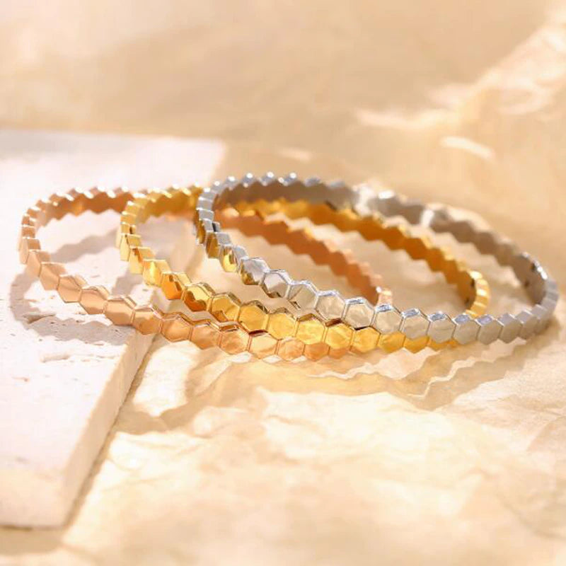 Bracelet jonc hexagonal en nid d'abeille pour femme (EGBT353)