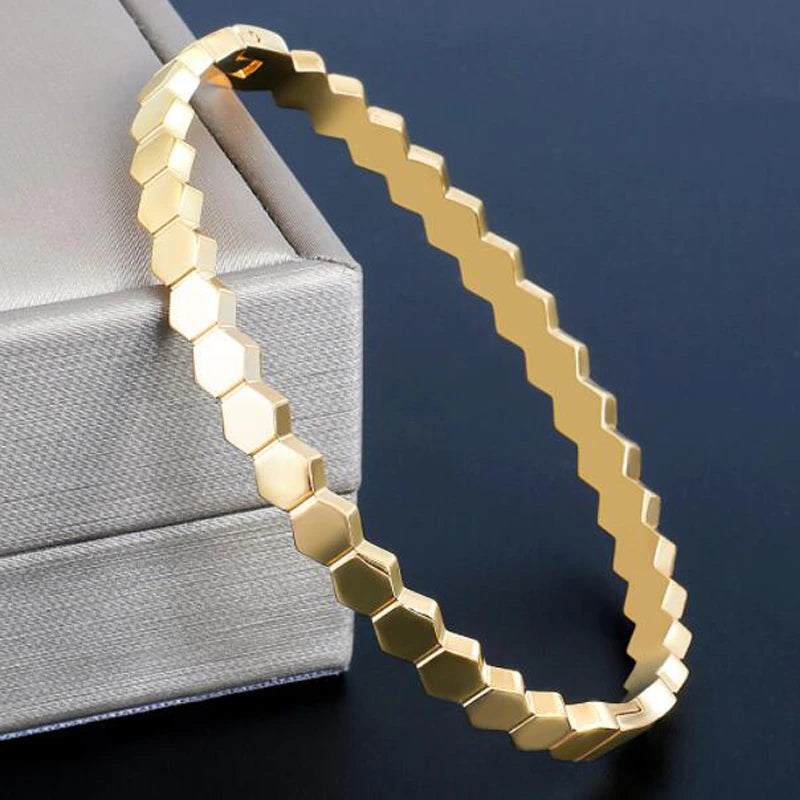 Bracelet jonc hexagonal en nid d'abeille pour femme (EGBT353)