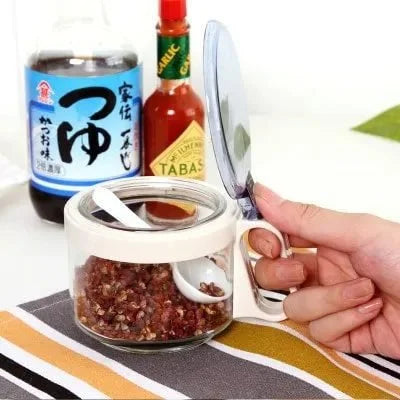 Ensemble de 2 pots à épices en verre avec cuillère et couvercle – Récipients de rangement polyvalents pour épices, sel et sauces (8 × 6 cm)