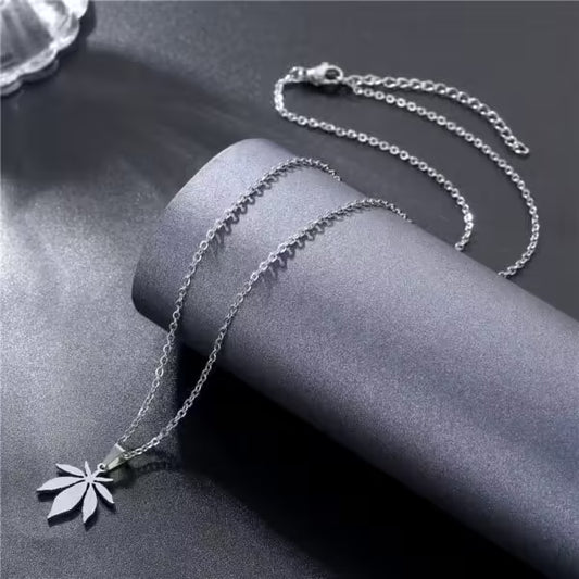 Collier unisexe avec pendentif feuille d'érable (EGN151)