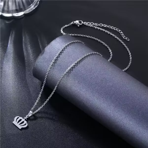 Collier pour femme en acier inoxydable avec couronne de reine (EGN158)
