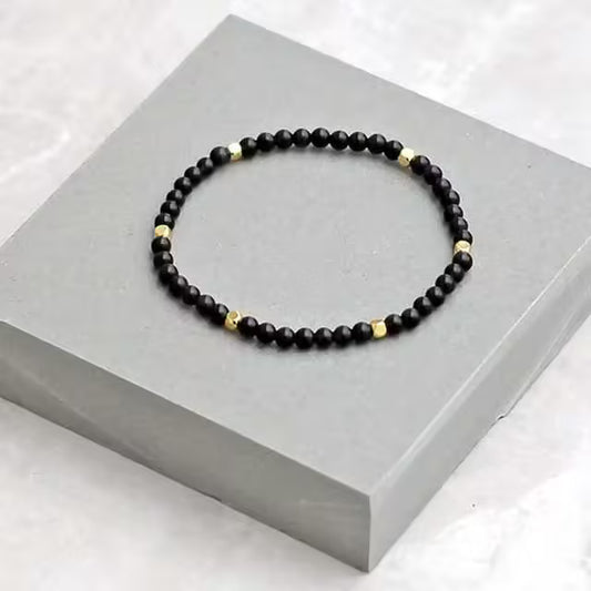 Bracelet à petites perles dorées et noires (EGBT101) 